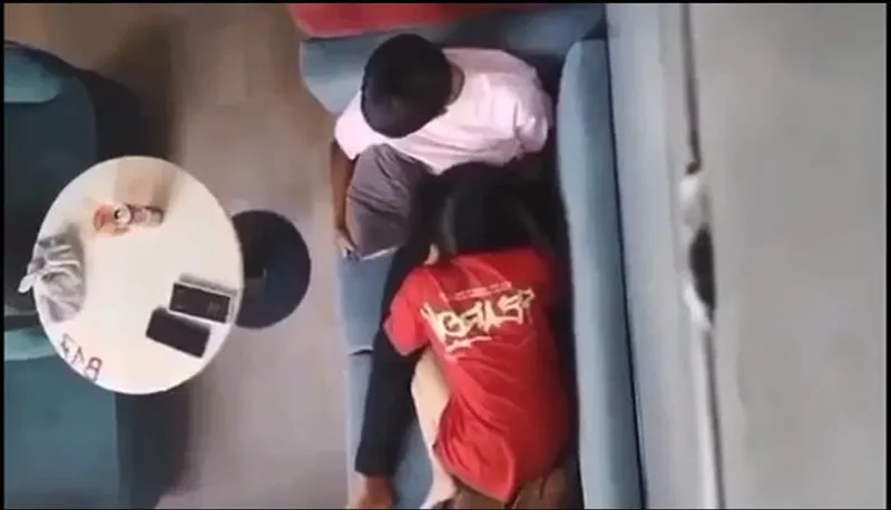 Quay lén eny bú mút cho cô bạn gái nơi công cộng